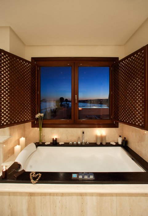 Luxury Bathroom with sea view